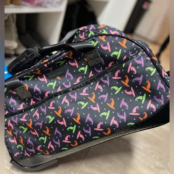 💚💜🩷NWT- SUPER CUTE WITCHES HAT ROLLING DUFFLE BAG💚💜🩷 - Picture 2 of 7